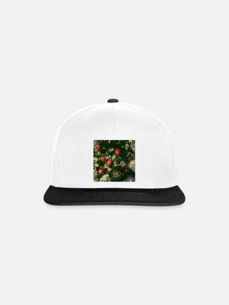 Marienkäfer auf Blütenblättern - Snapback Cap - Weiß/Schwarz