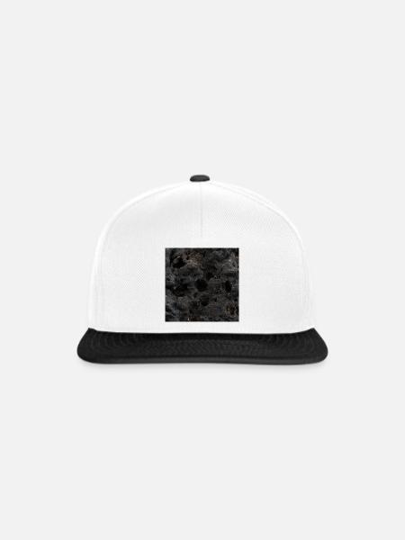 Texturiertes, dunkles vulkanisches Gestein - Snapback Cap - Weiß/Schwarz