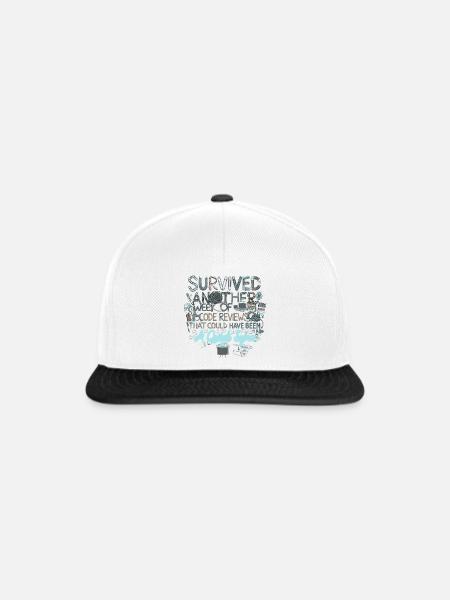 Überstanden: Noch eine Code-Review-Woche - Snapback Cap - Weiß/Schwarz