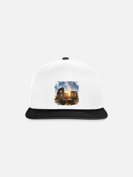 Sonnenaufgang über einer megalithischen Anlage - Snapback Cap - Weiß/Schwarz