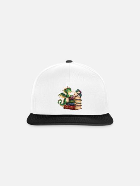 Drachenlesezauber auf Bücherstapel - Snapback Cap - Weiß/Schwarz