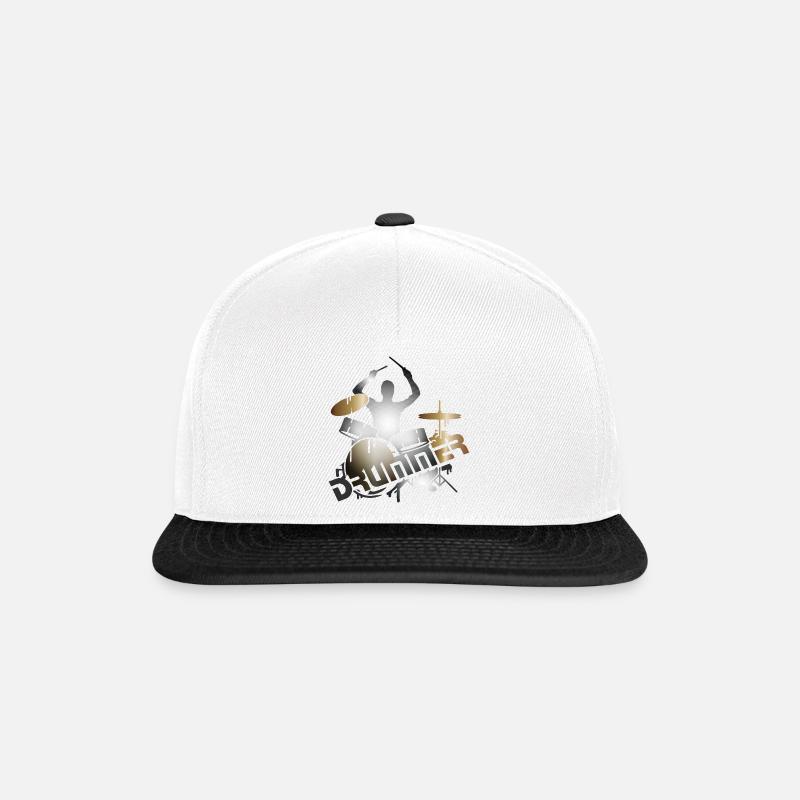 Schlagzeuger sitzt am Schlagzeug mit Typografie - Snapback Cap - Weiß/Schwarz