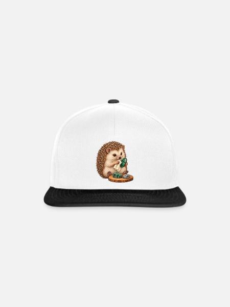 Igel poliert einen Steinanhänger - Snapback Cap - Weiß/Schwarz