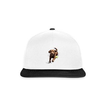 Brauner Labrador jagt einen Ball - Snapback Cap - Weiß/Schwarz - Vorne
