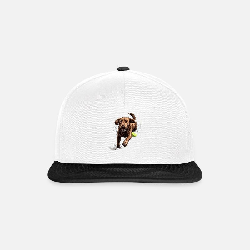 Brauner Labrador jagt einen Ball - Snapback Cap - Weiß/Schwarz