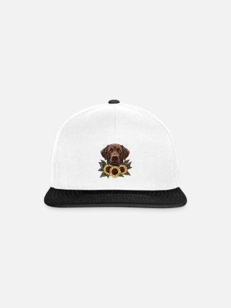 Brauner Labrador mit Sonnenblumen - Snapback Cap - Weiß/Schwarz