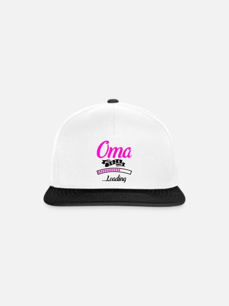 Oma 2026 Loading - Snapback Cap - Weiß/Schwarz