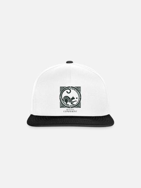Quietly Confident – Katze Statement - Snapback Cap - Weiß/Schwarz