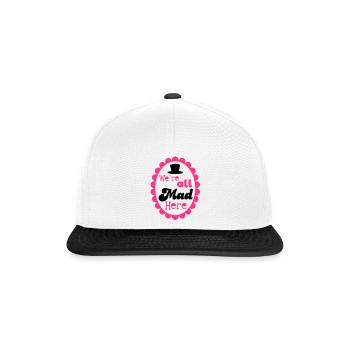 Wir sind alle hier wütend! mit formalen Hut - Snapback Cap - Weiß/Schwarz - Vorne