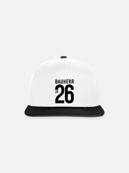 Bauherr 2026 - große Zahl - Snapback Cap - Weiß/Schwarz