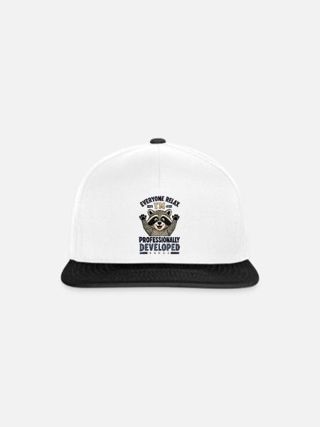 Kunstgestickter Waschbär professionell entwickelt - Snapback Cap - Weiß/Schwarz