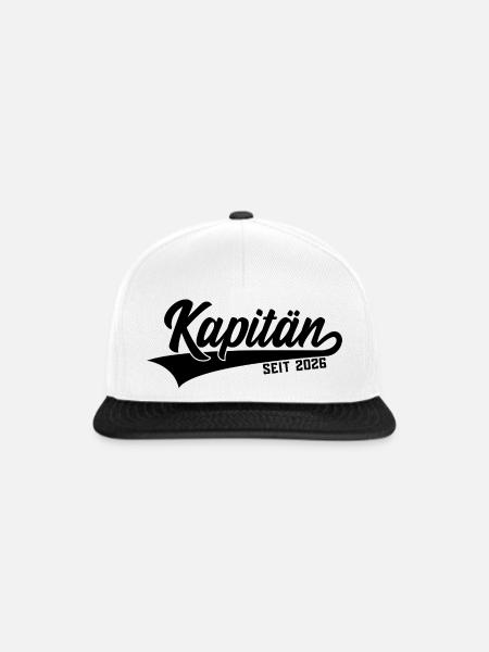 KAPITÄN SEIT 2026 - Snapback Cap - Weiß/Schwarz