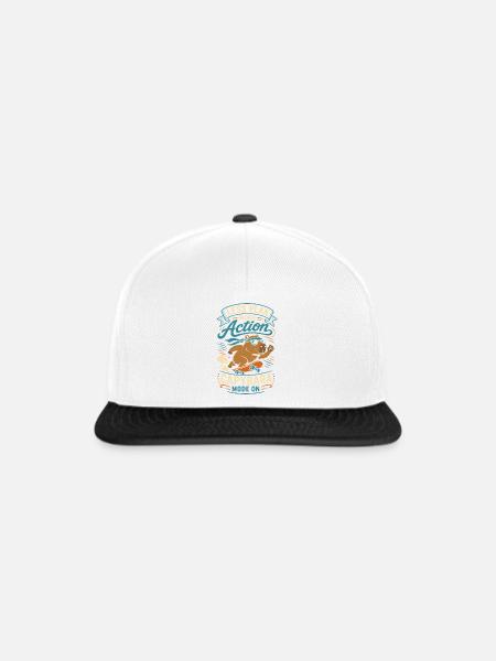 Less Plan More Action – Skateboard-Capybara - Snapback Cap - Weiß/Schwarz
