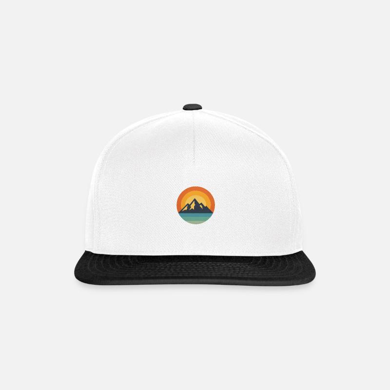 Retro Mountain Circle – Outdoor-Vibes - Snapback Cap - Weiß/Schwarz