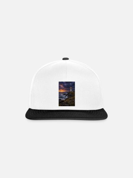Dusk Lighthouse an der Rocky Coast - Snapback Cap - Weiß/Schwarz