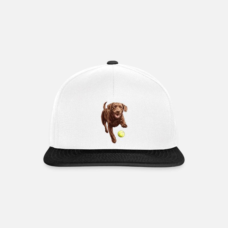 Brauner Labrador jagt einen Ball - Snapback Cap - Weiß/Schwarz