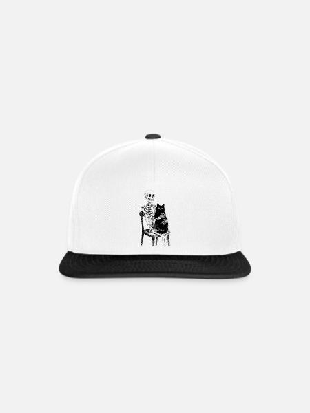 Skelett mit Katze auf Schoß - Snapback Cap - Weiß/Schwarz