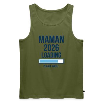 Maman 2026 Loading Annonce Grossesse - Débardeur bio Premium Homme - kaki - Devant - Michal (187cm)