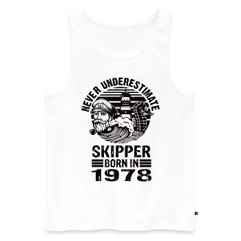 Never Underestimate Skipper born in 1978 - Männer Premium Bio Tank Top - Weiß - Vorne - AI Model Male 178 light (178cm)