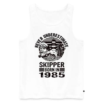 Never Underestimate Skipper born in 1985 - Männer Premium Bio Tank Top - Weiß - Vorne - Michal (187cm)