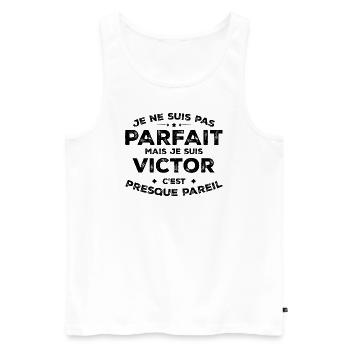 Victor Un Prénom, Une Attitude L’Humour Victor - Débardeur bio Premium Homme - blanc - Devant - AI Model Male 178 light (178cm)
