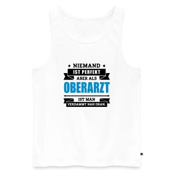 Funshirt Oberarzt - Männer Premium Bio Tank Top - Weiß - Vorne - AI Model Male 178 light (178cm)