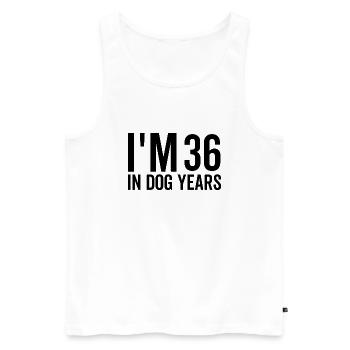 J’ai 36 ans dans Les années de chien - Débardeur bio Premium Homme - blanc - Devant - AI Model Male 178 light (178cm)