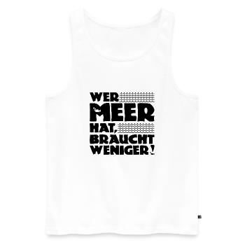 Wer Meer hat, braucht weniger! Nordsee - Ostsee - Männer Premium Bio Tank Top - Weiß - Vorne - Michal (187cm)