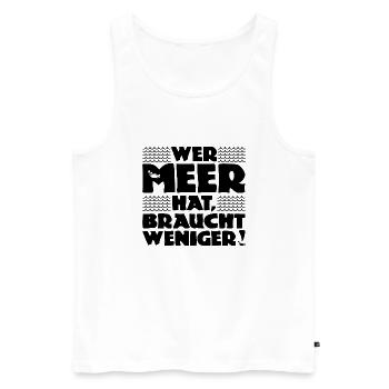 Wer Meer hat, braucht weniger! Nordsee - Ostsee - Männer Premium Bio Tank Top - Weiß - Vorne - Michal (187cm)