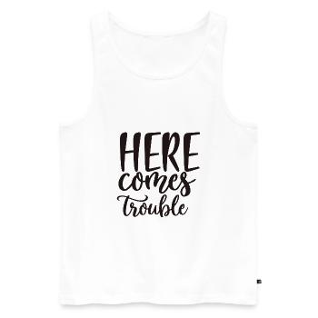 Here Comes Trouble - Männer Premium Bio Tank Top - Weiß - Vorne - AI Model Male 178 light (178cm)
