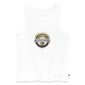 Ruhestand mit Auszeichnung – Elegantes Design - Männer Premium Bio Tank Top - Weiß - Vorne - Michal (187cm)