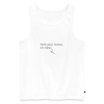 Nicht jetzt Schatz ich nähe - Männer Premium Bio Tank Top - Weiß - Vorne - Michal (187cm)