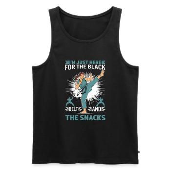 Ich bin nur wegen des schwarzen Gürtels und der Snacks hier! - Männer Premium Bio Tank Top - Schwarz - Vorne - Michal (187cm)