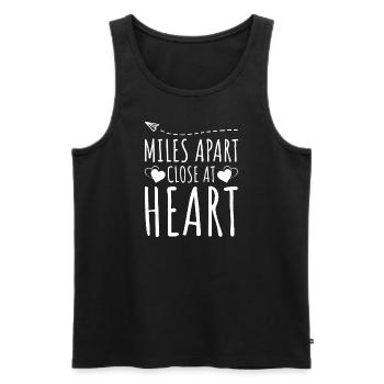 Fernfamilie, die meilenweit voneinander entfernt ist, nah im Herzen - Männer Premium Bio Tank Top - Schwarz - Vorne - AI Model Male 178 light (178cm)