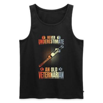 Never underestimate an old vet - Men's Premium Organic Tank Top - black - Front - Michal (187cm)