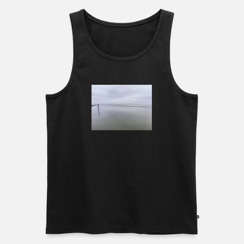 Stiller Meeresufer mit Himmelreflexion - Männer Premium Bio Tank Top - Schwarz
