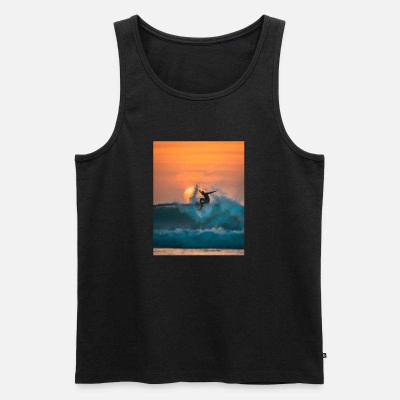 surfer riding on waves - Männer Premium Bio Tank Top - Schwarz