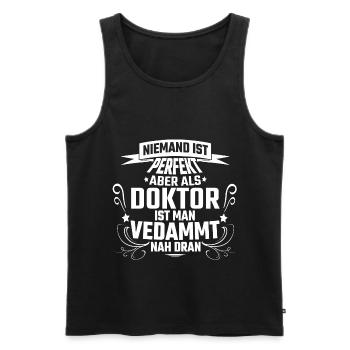 Doktor - Männer Premium Bio Tank Top - Schwarz - Vorne - Michal (187cm)