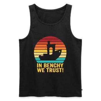 In Benchy We Trust – Retro 3D Druck Design - Männer Premium Bio Tank Top - Schwarz - Vorne - AI Model Male 178 light (178cm)