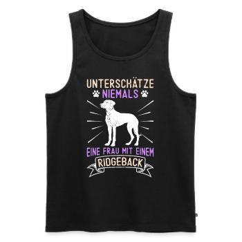 Ridgeback UNTERSCHÄTZE NIEMALS EINE FRAU MIT - Männer Premium Bio Tank Top - Schwarz - Vorne - Michal (187cm)