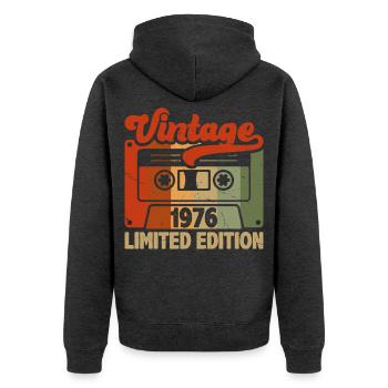 Jubiläums-Limited Edition Vintage-Kassette 1976 - Unisex Premium Bio Zip Hoodie - Anthrazit meliert - Hinten - Nico (187cm)