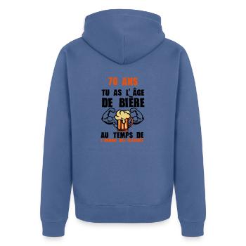 70 ans age biere homme taverne anniversaire - Veste à capuche bio Premium Unisexe - bleu pigeon - Dos - Nico (187cm)