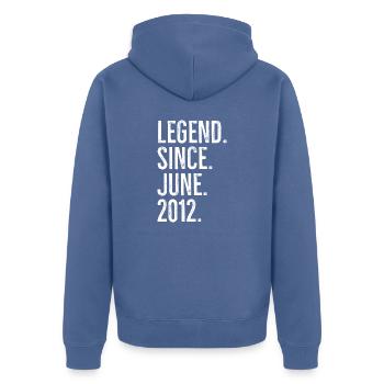 Legende seit Juni 2012 - Unisex Premium Bio Zip Hoodie - Taubenblau - Hinten - Nico (187cm)