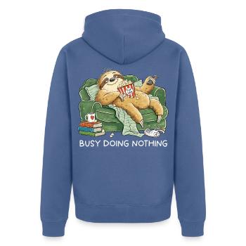 Busy Doing Nothing Faultier Couch Popcorn - Unisex Premium Bio Zip Hoodie - Taubenblau - Hinten - Nico (187cm)
