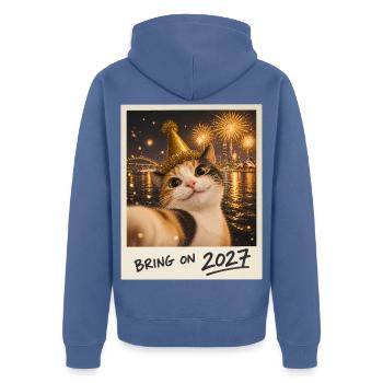Bring On 2027 Glückskatze Selfie Silvester - Unisex Premium Bio Zip Hoodie - Taubenblau - Hinten - Nico (187cm)