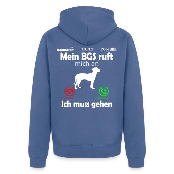 BGS Hund ruft an Spruch Lustig - Unisex Premium Bio Zip Hoodie - Taubenblau - Hinten - Nico (187cm)