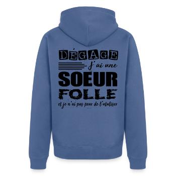Schwester-Shirt • Lustiges Zitat • Verrückte Geschenke - Unisex Premium Bio Zip Hoodie - Taubenblau - Hinten - Nico (187cm)