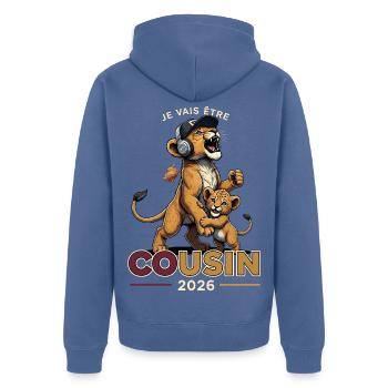 Futur Cousin 2026 Annonce Grossesse Cadeau - Veste à capuche bio Premium Unisexe - bleu pigeon - Dos - Nico (187cm)