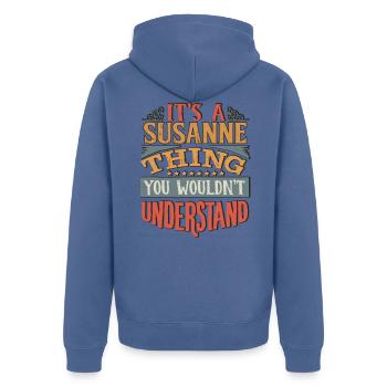 Es ist eine Susanne-Sache, die Sie nicht verstehen würden - - Unisex Premium Bio Zip Hoodie - Taubenblau - Hinten - Nico (187cm)