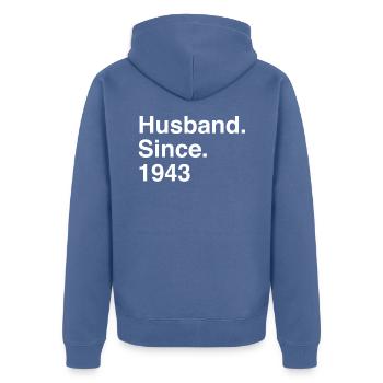 Jubiläumsehemann seit 1943 Hochzeit - Unisex Premium Bio Zip Hoodie - Taubenblau - Hinten - Nico (187cm)